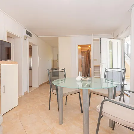 Radelj Apartment Pirovac